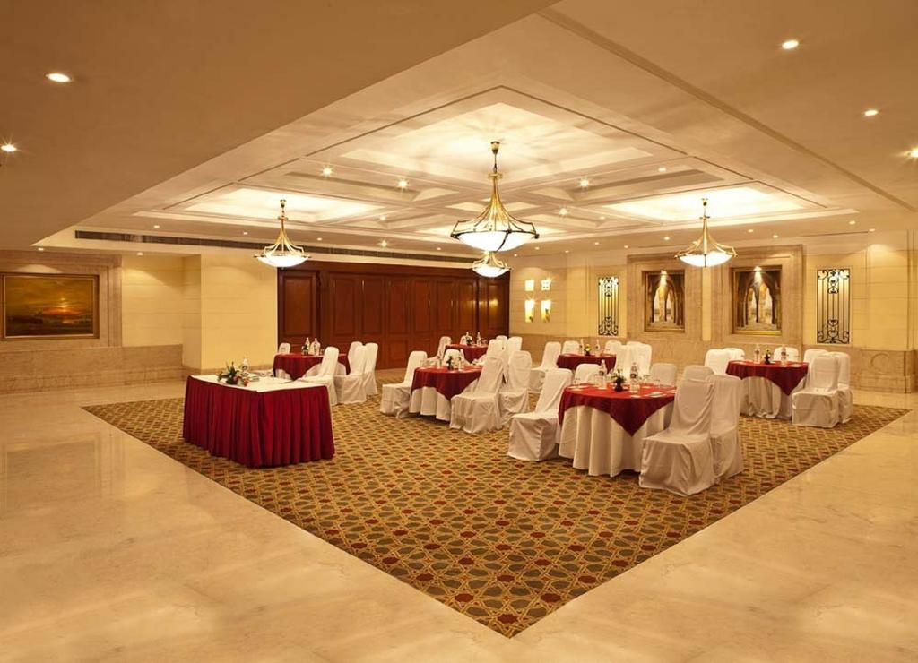 The Bristol Hotel Гургаон Екстериор снимка