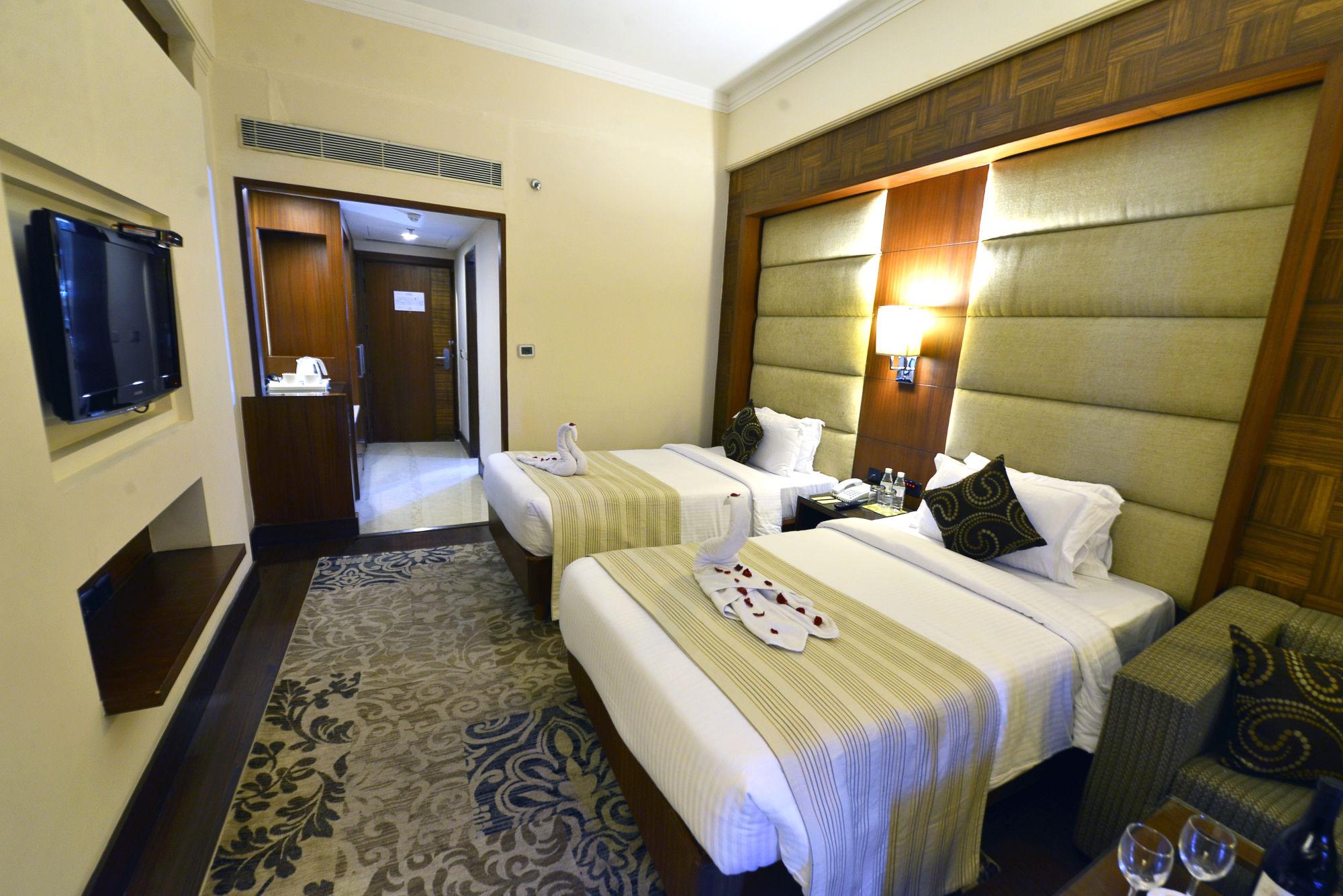 The Bristol Hotel Гургаон Екстериор снимка
